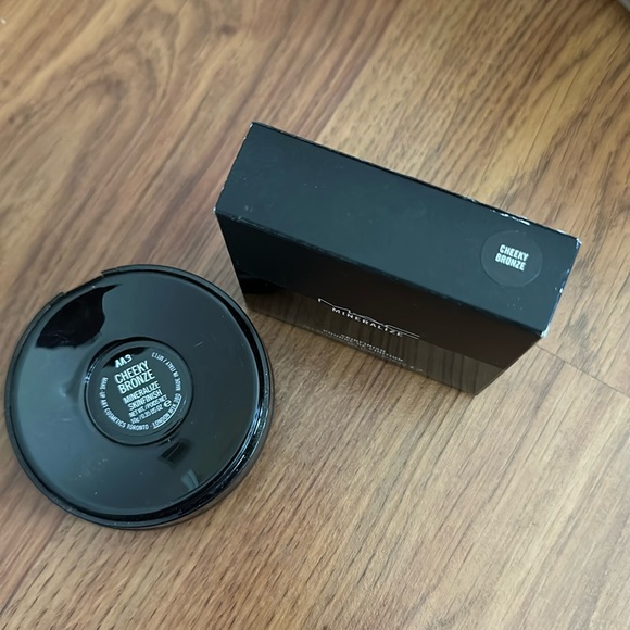 MAC Mineralize Skinfinish in Cheeky Bronze - New with box - Picture 2 of 2
